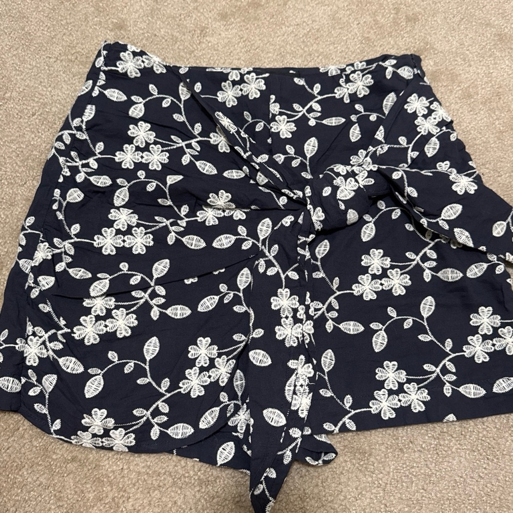 Zara Women’s Navy Floral embroidered Tie-Front skort